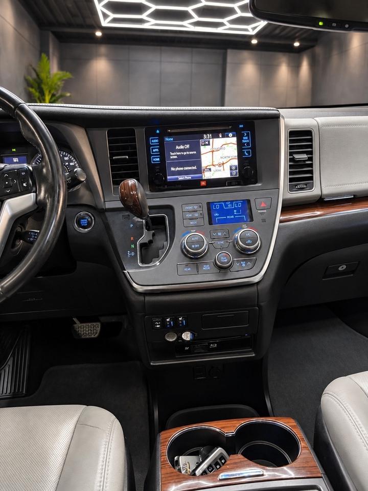 2017 Toyota Sienna 5DR XLE 7-PASS AWD Photo