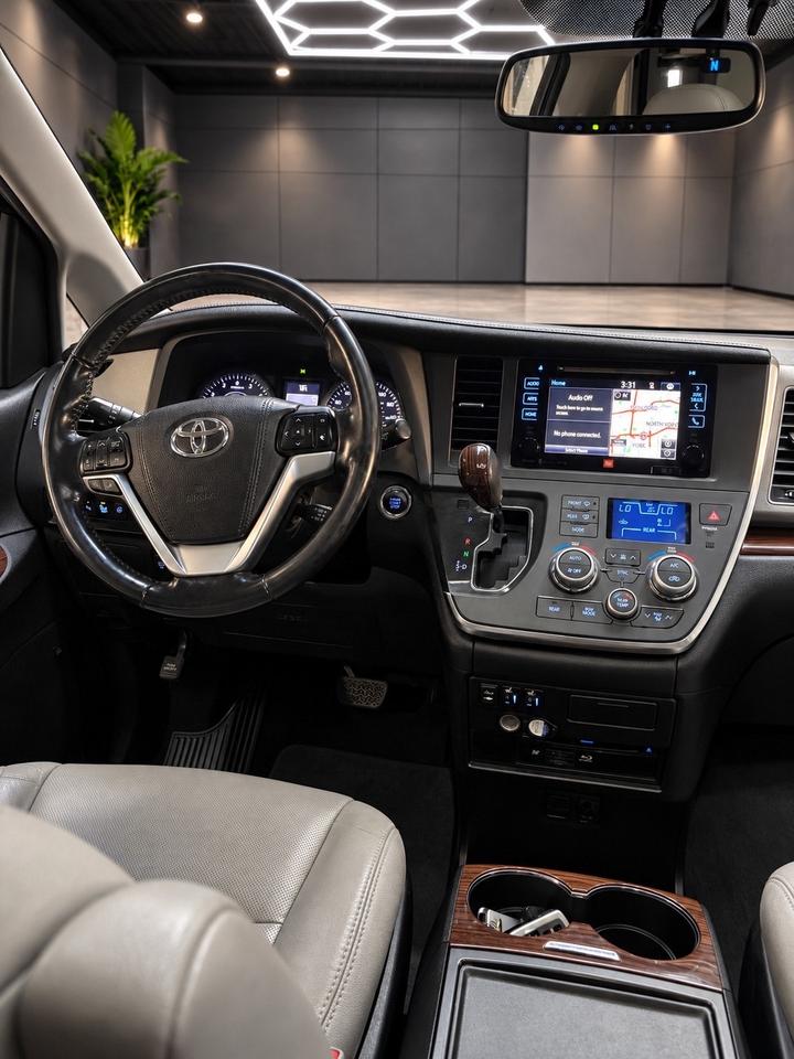 2017 Toyota Sienna 5DR XLE 7-PASS AWD Photo