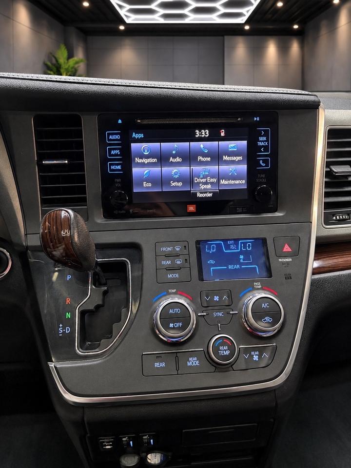 2017 Toyota Sienna 5DR XLE 7-PASS AWD Photo