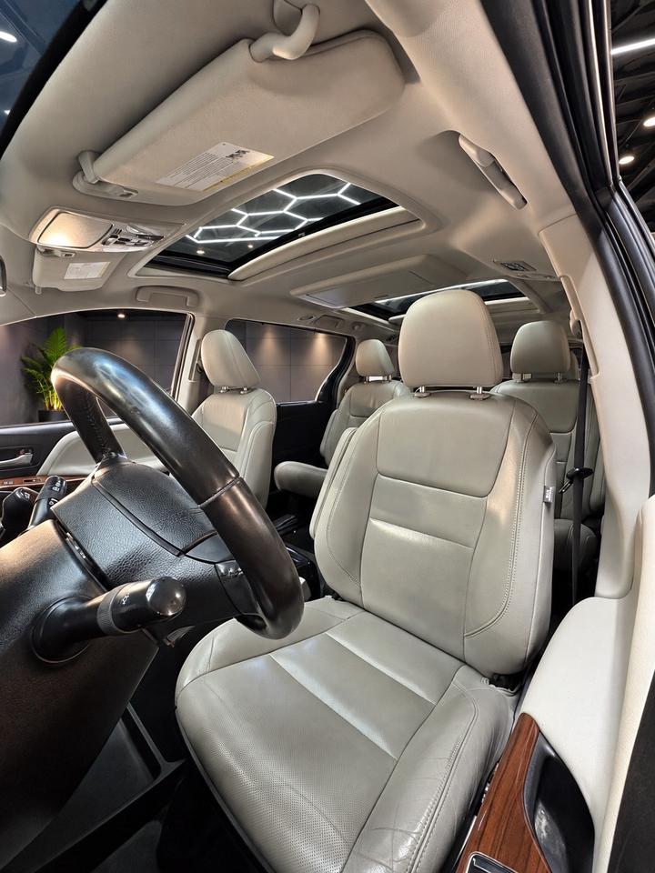 2017 Toyota Sienna 5DR XLE 7-PASS AWD Photo