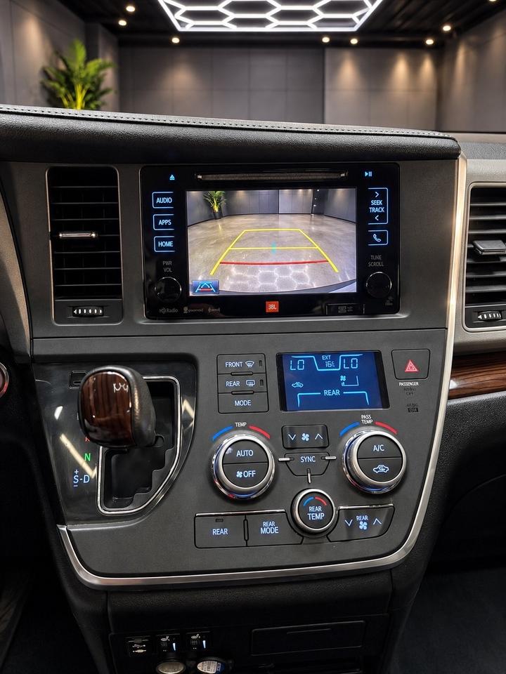 2017 Toyota Sienna 5DR XLE 7-PASS AWD Photo