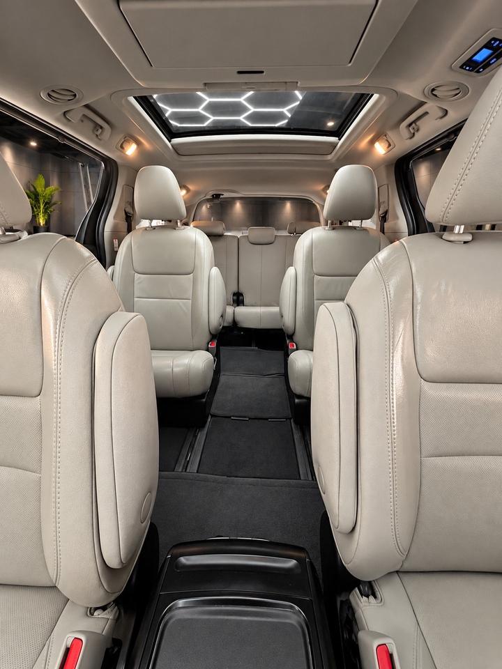 2017 Toyota Sienna 5DR XLE 7-PASS AWD Photo