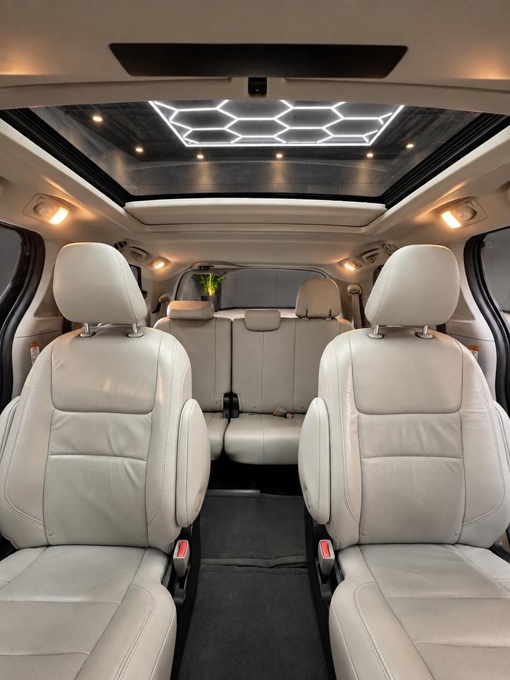 2017 Toyota Sienna 5DR XLE 7-PASS AWD Photo