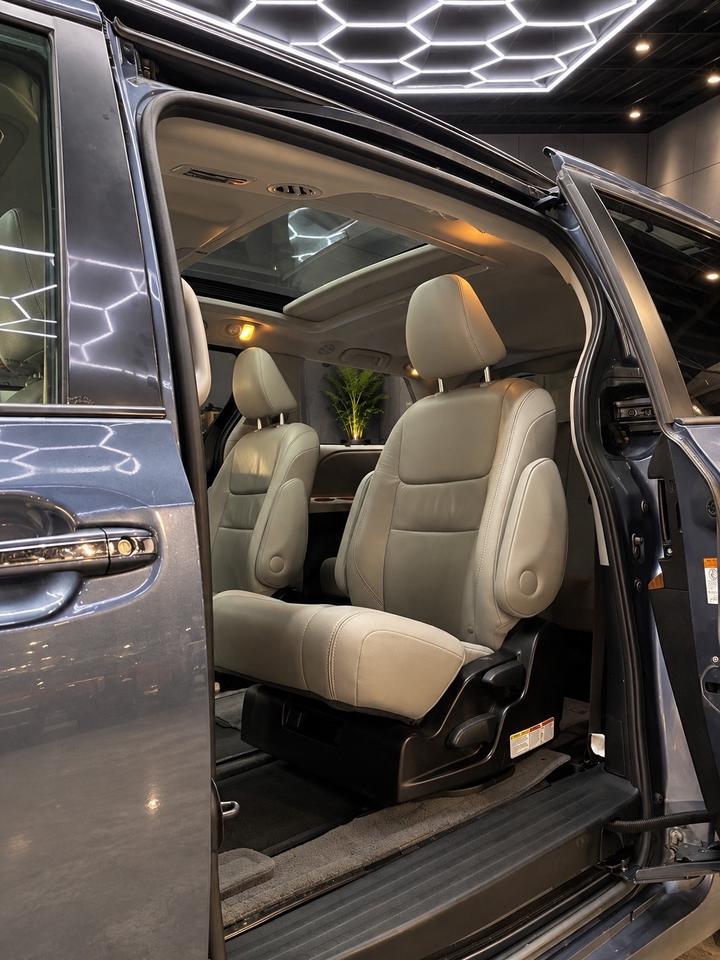 2017 Toyota Sienna 5DR XLE 7-PASS AWD Photo