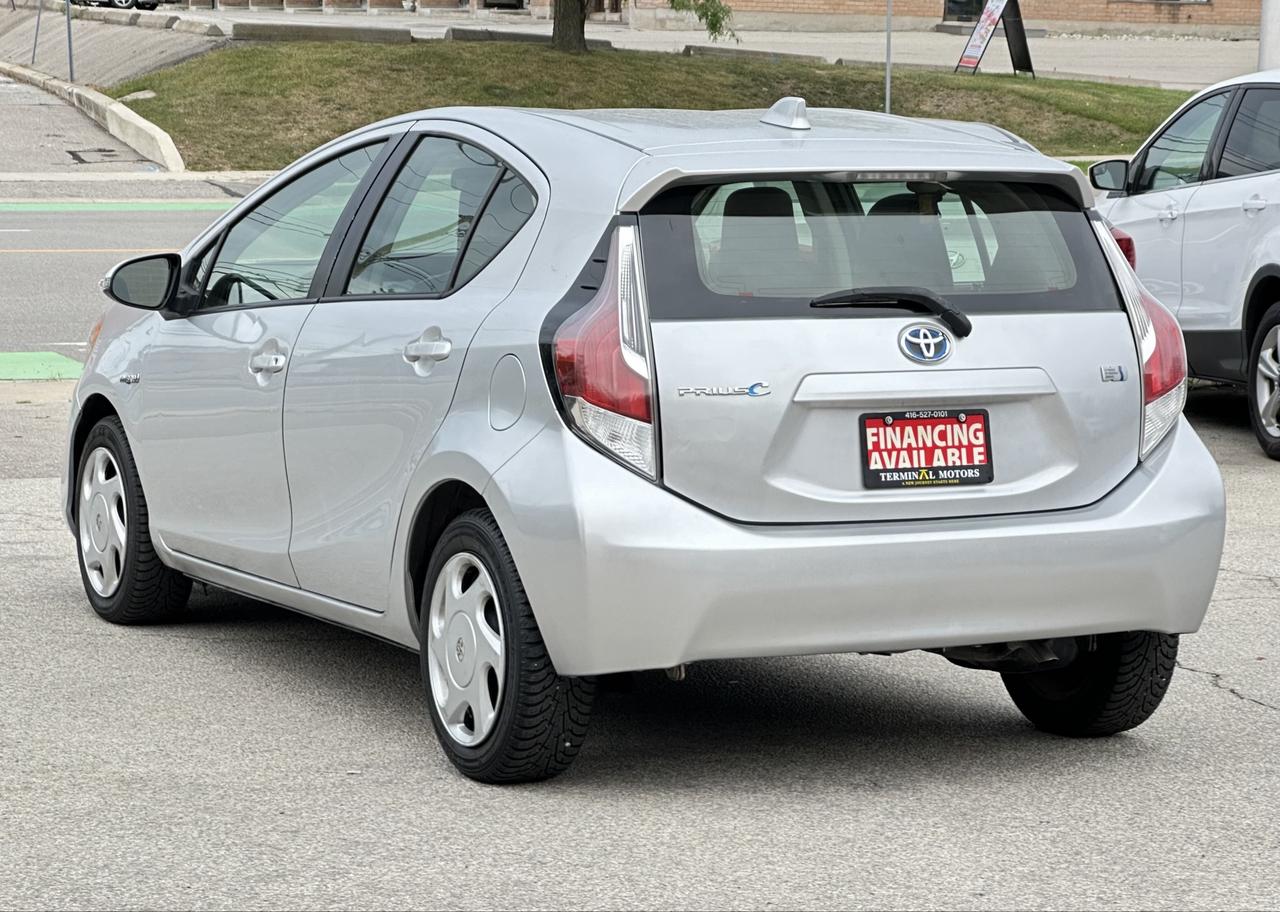 2016 Toyota Prius c  Photo5