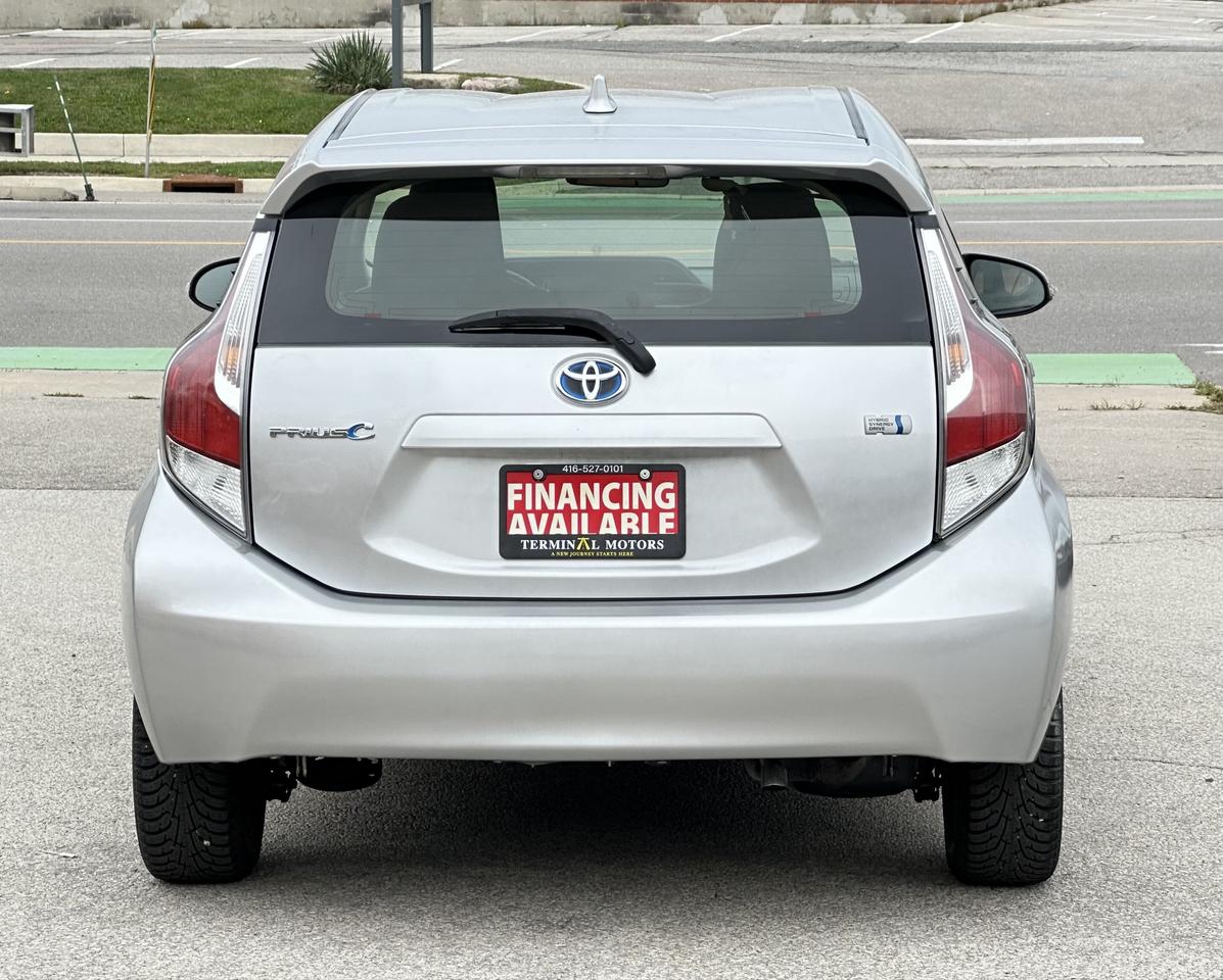 2016 Toyota Prius c  Photo2