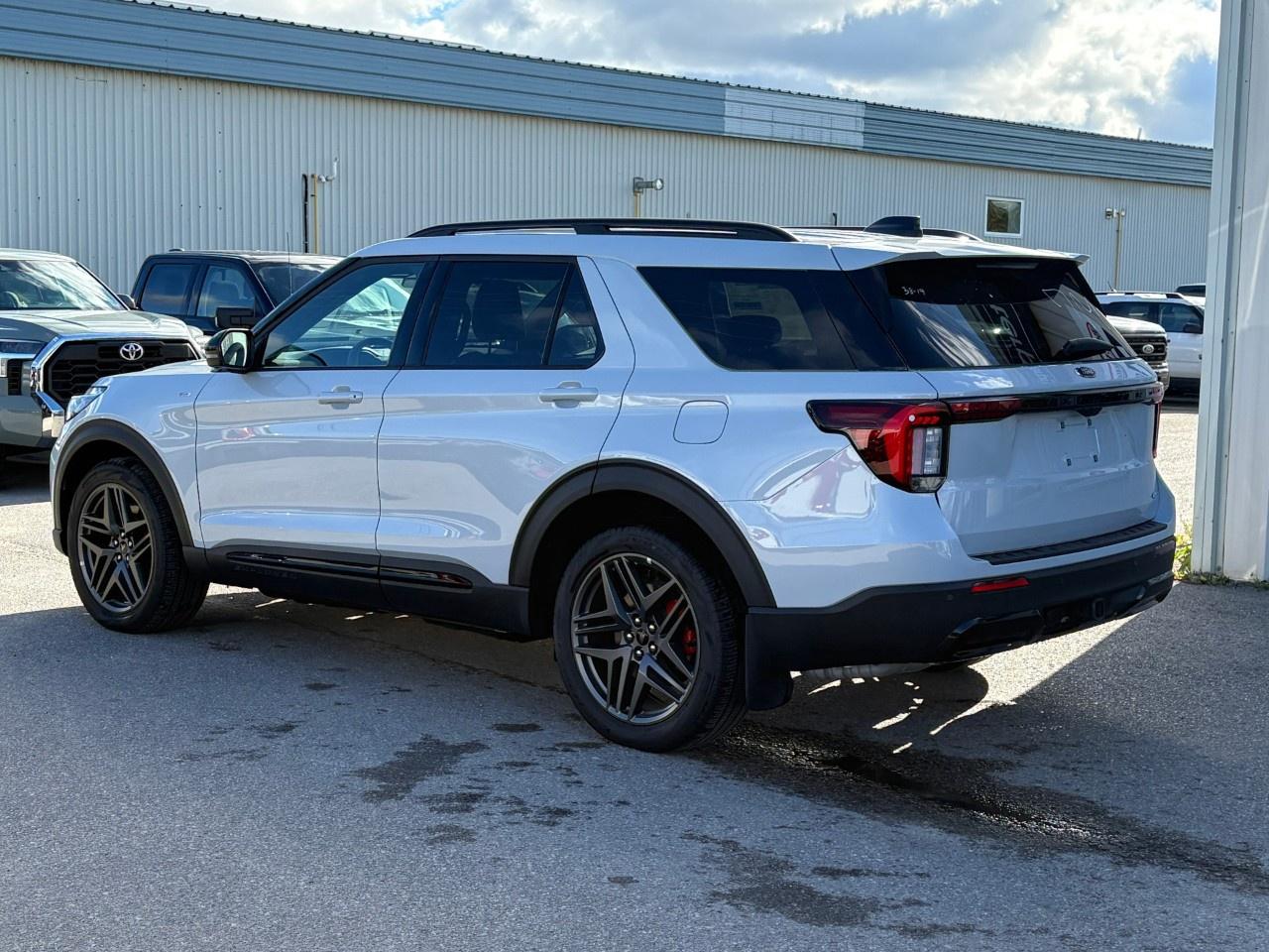 2026 Ford Explorer ST-Line 4WD Photo