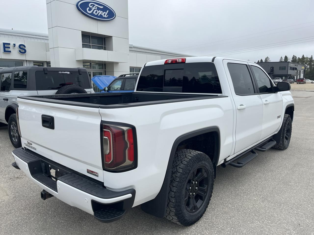 2016 GMC Sierra 1500 SLT 4WD Crew Cab 143.5 Photo4