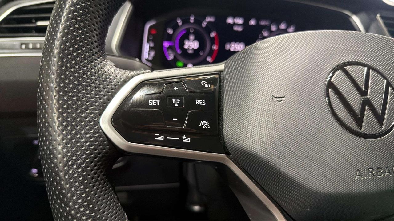 2022 Volkswagen Tiguan COMFORTLINE R-LINE| PANO| LEATHERETTE | CARPLAY Photo