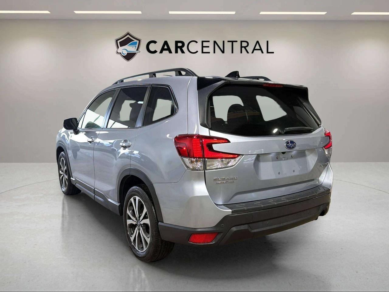 2024 Subaru Forester LIMITED | CLEAN CARFAX | LEATHER | CARPLAY | PANO Photo