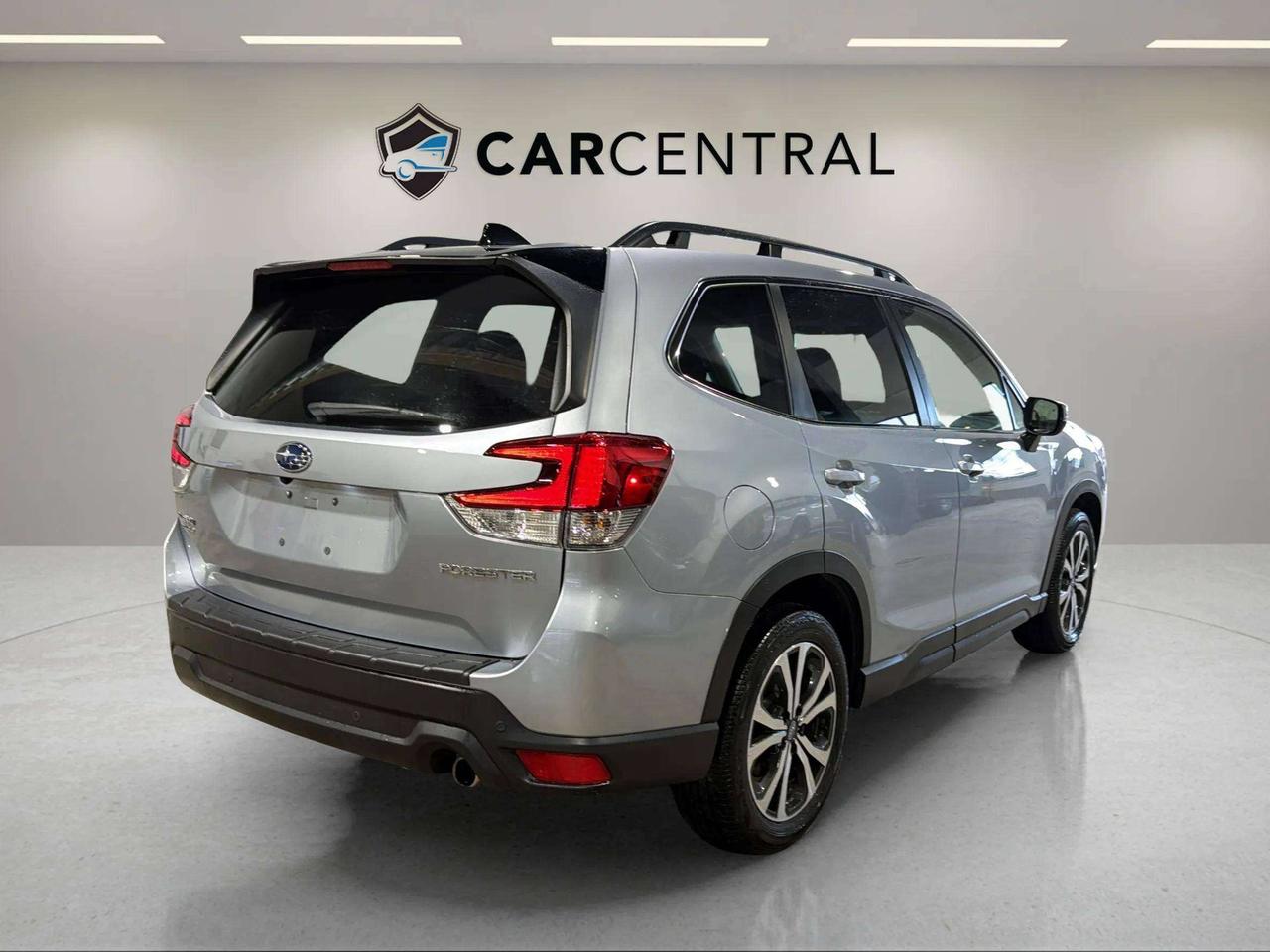 2024 Subaru Forester LIMITED | CLEAN CARFAX | LEATHER | CARPLAY | PANO Photo