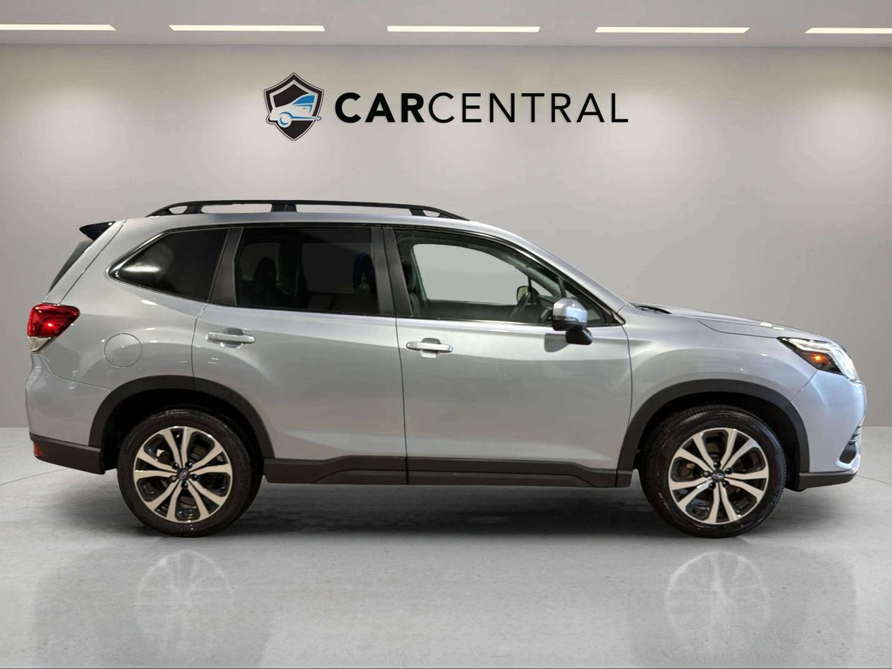 2024 Subaru Forester LIMITED | CLEAN CARFAX | LEATHER | CARPLAY | PANO Photo