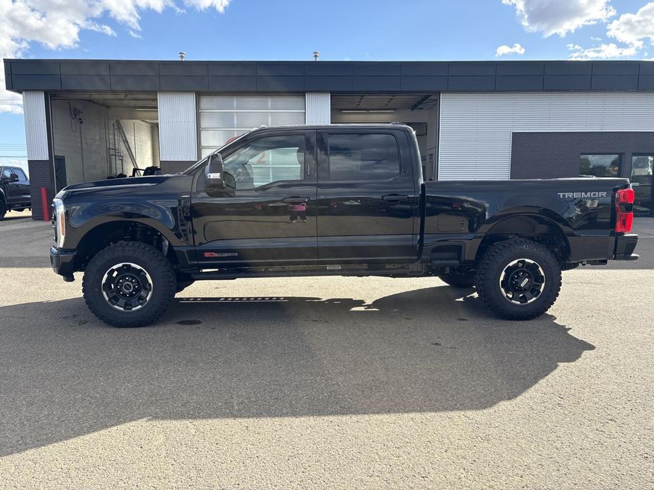 2027 Ford F-350 Super Duty SRW LARIAT 6.8' Box 618A Photo3