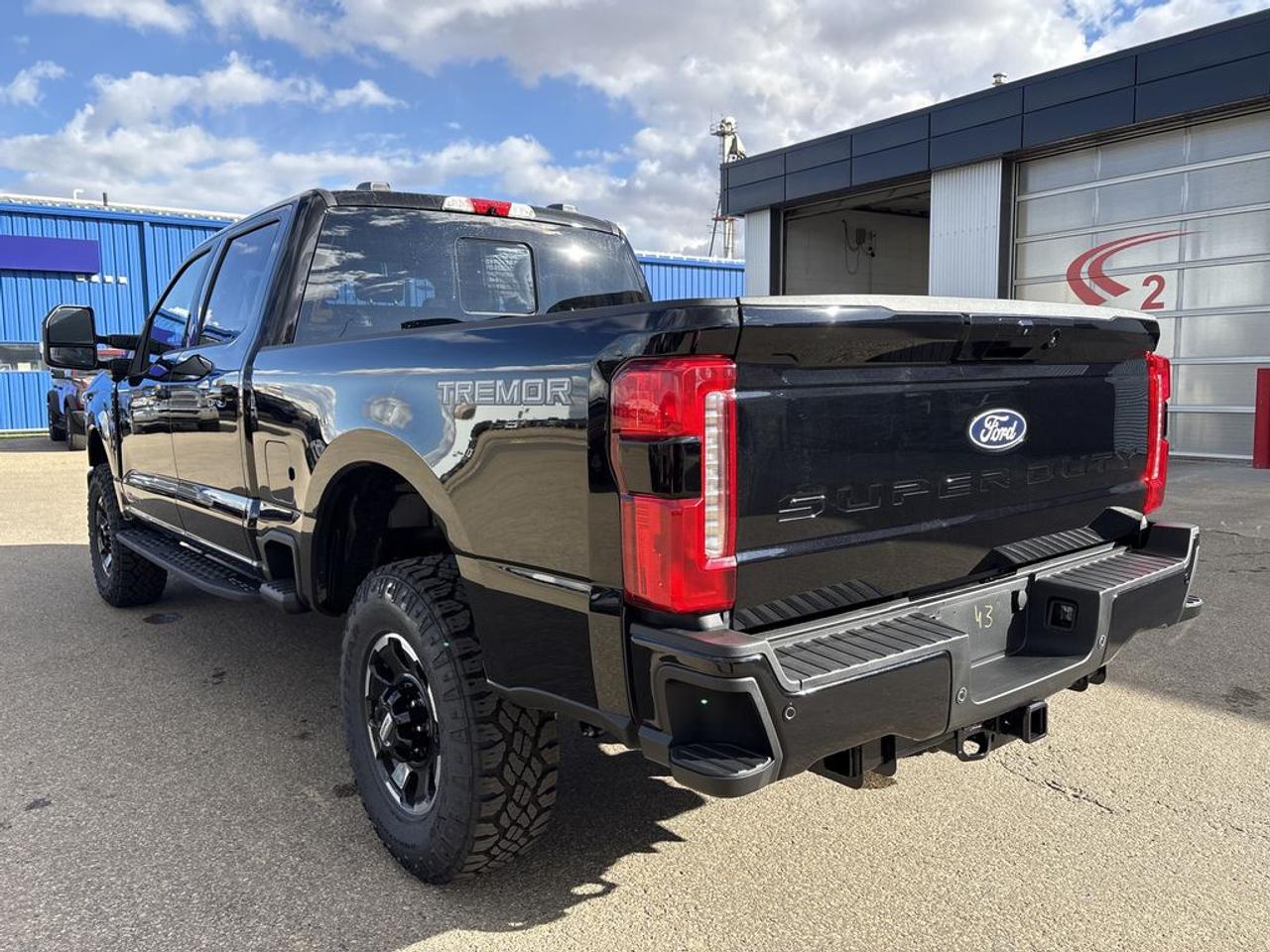 2027 Ford F-350 Super Duty SRW LARIAT 6.8' Box 618A Photo4