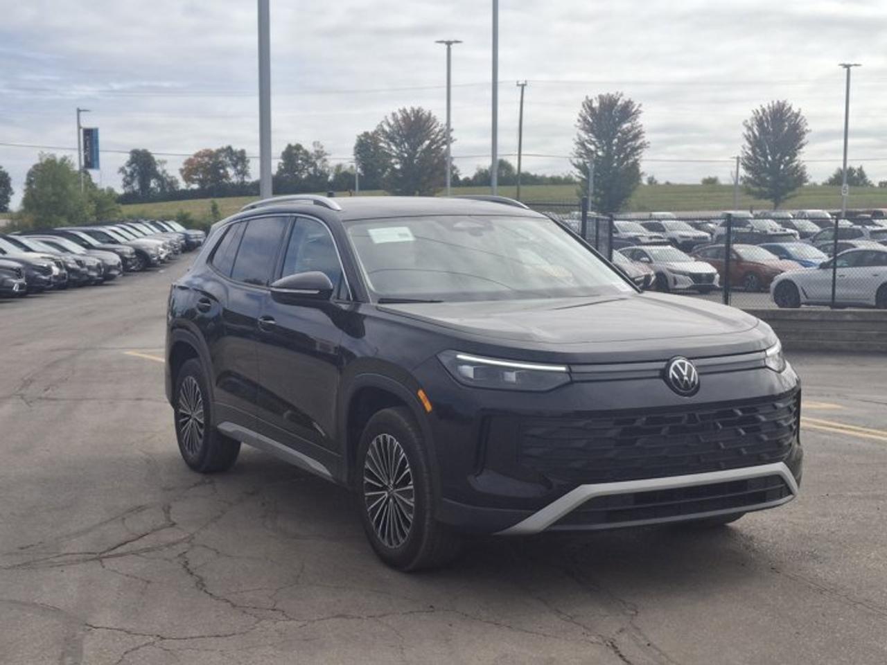 2026 Volkswagen Tiguan Comfortline 4Motion | Leatherette | Heated Seats + Steering | Remote Start | and More ! Photo