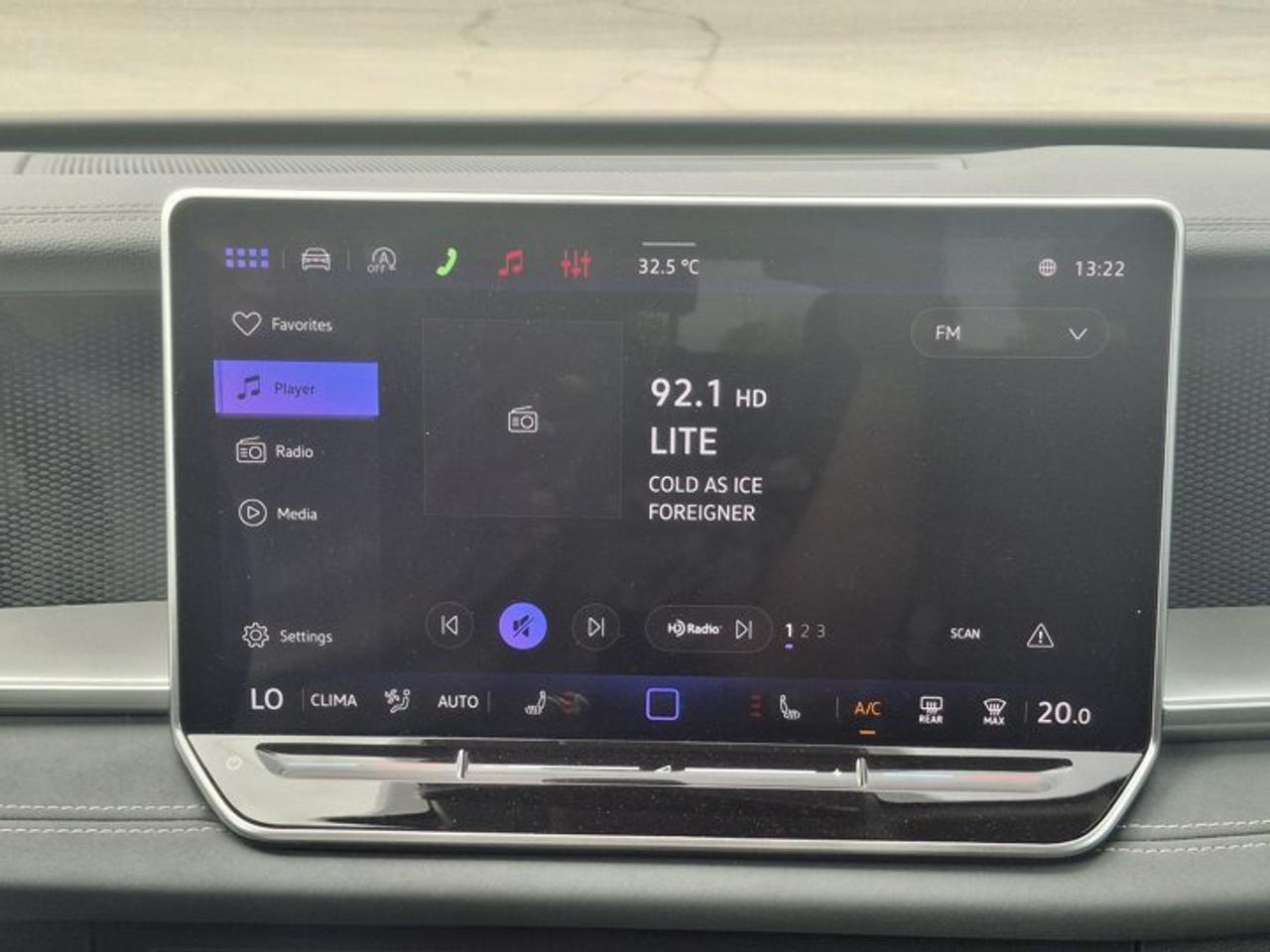 2026 Volkswagen Tiguan Comfortline 4Motion | Leatherette | Heated Seats + Steering | Remote Start | and More ! Photo