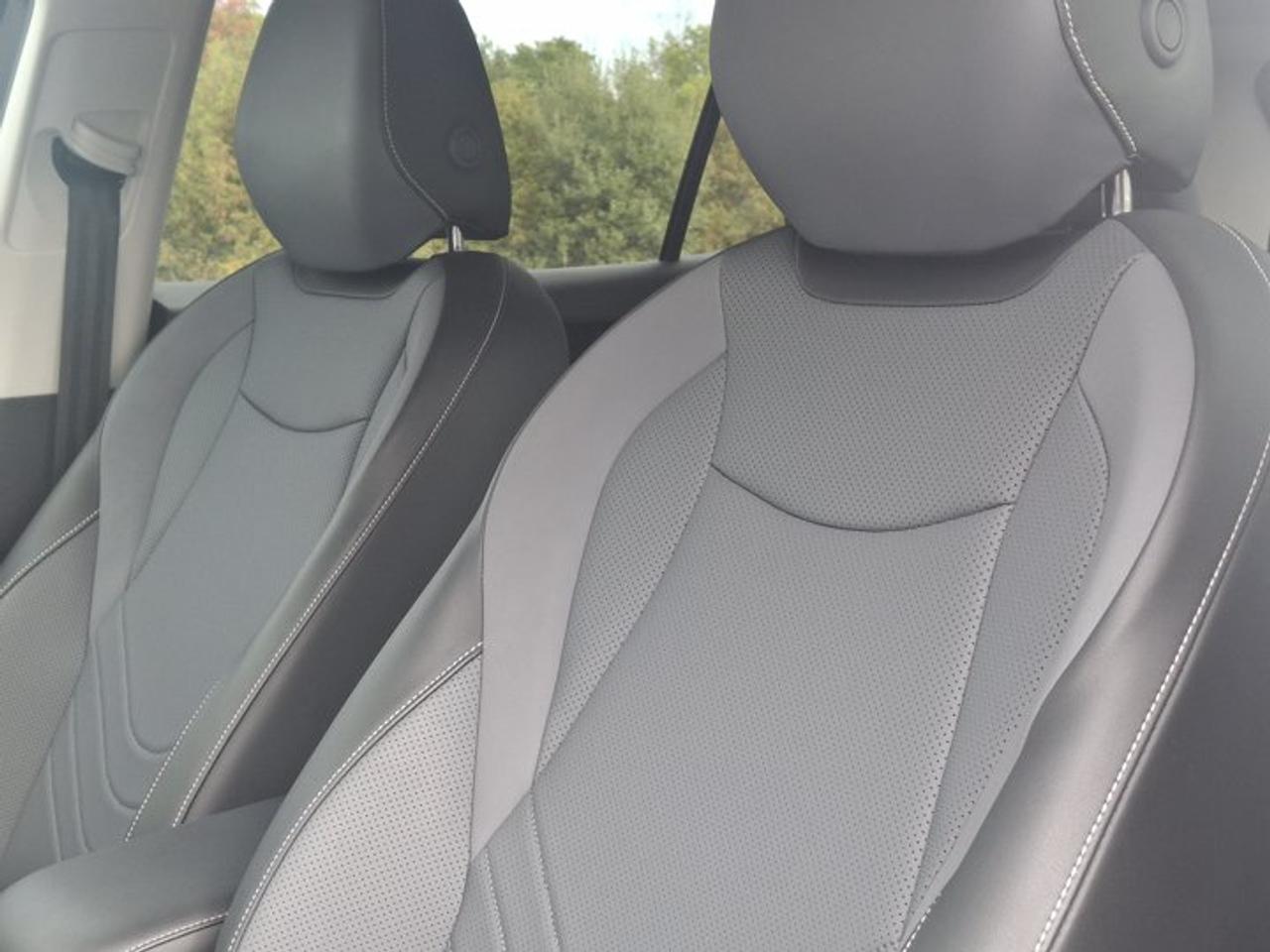2026 Volkswagen Tiguan Comfortline 4Motion | Leatherette | Heated Seats + Steering | Remote Start | and More ! Photo