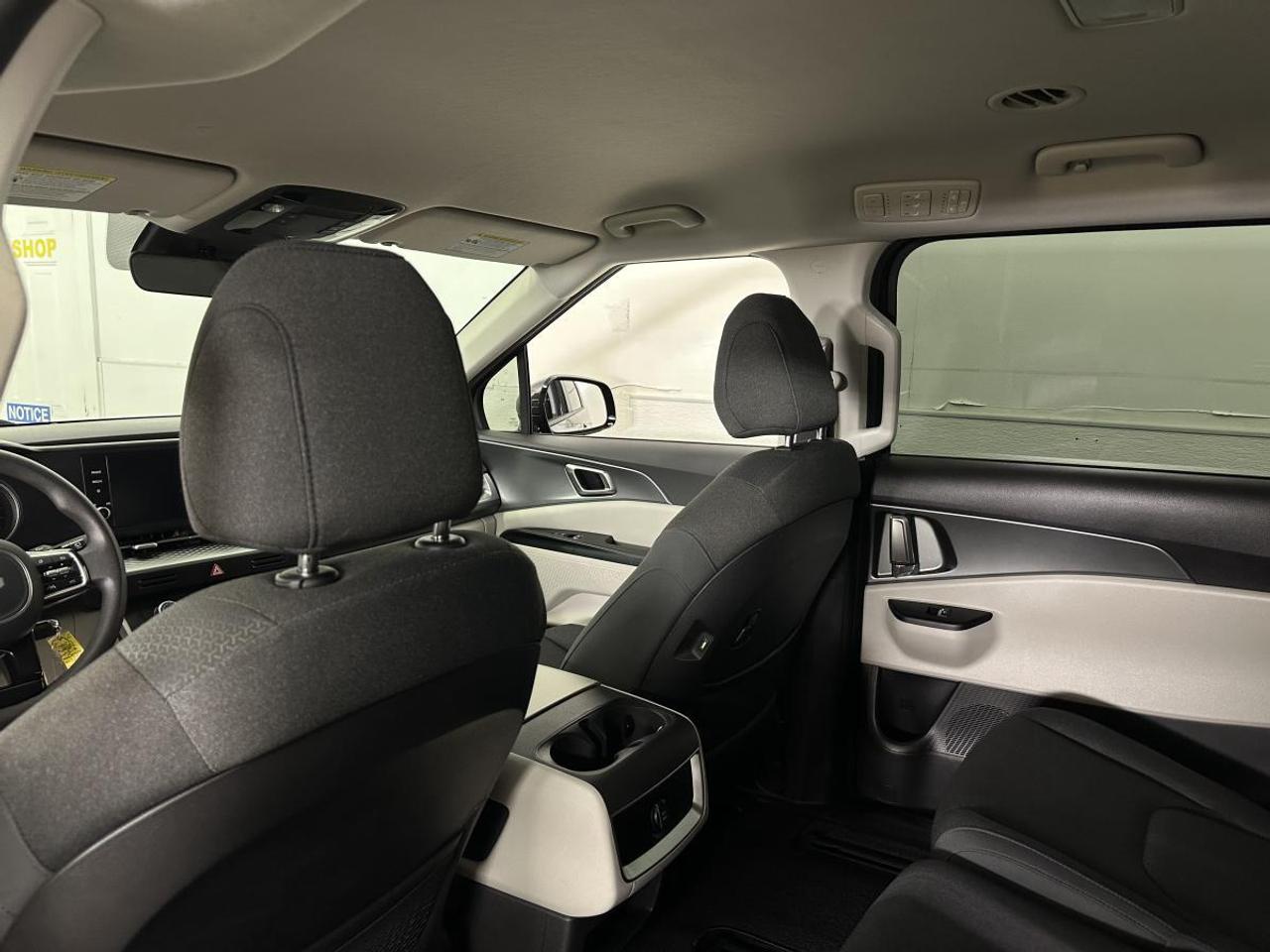 2024 Kia Carnival LX/53KM/OFF 1 OWNER KIA LEASE! Photo