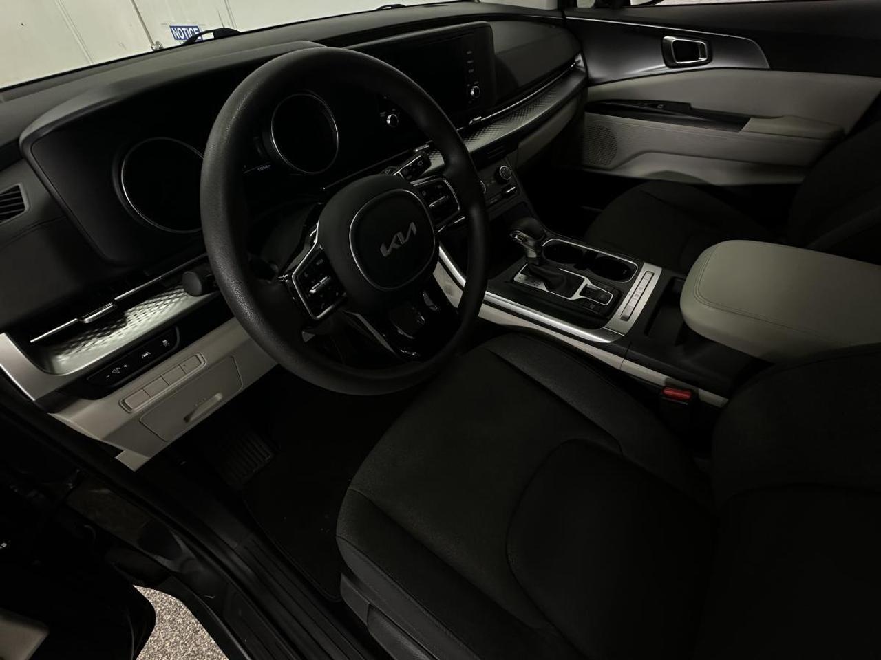 2024 Kia Carnival LX/53KM/OFF 1 OWNER KIA LEASE! Photo