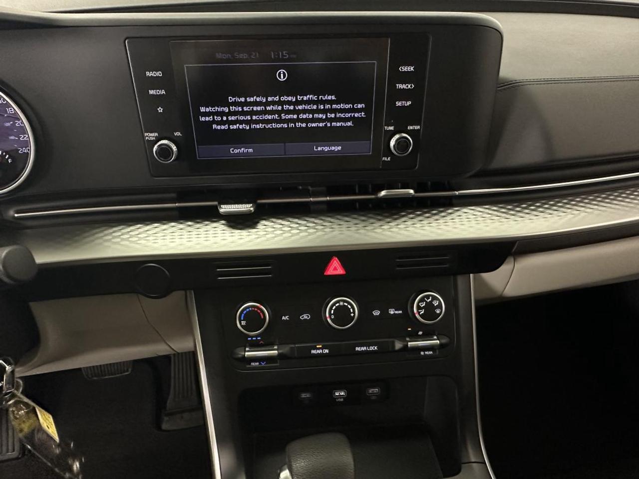 2024 Kia Carnival LX/53KM/OFF 1 OWNER KIA LEASE! Photo