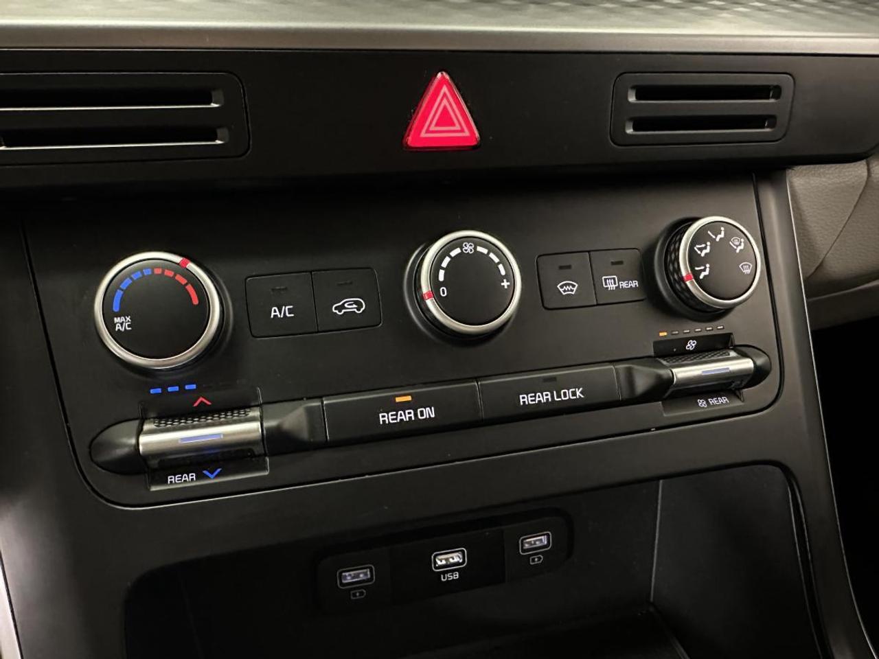 2024 Kia Carnival LX/53KM/OFF 1 OWNER KIA LEASE! Photo