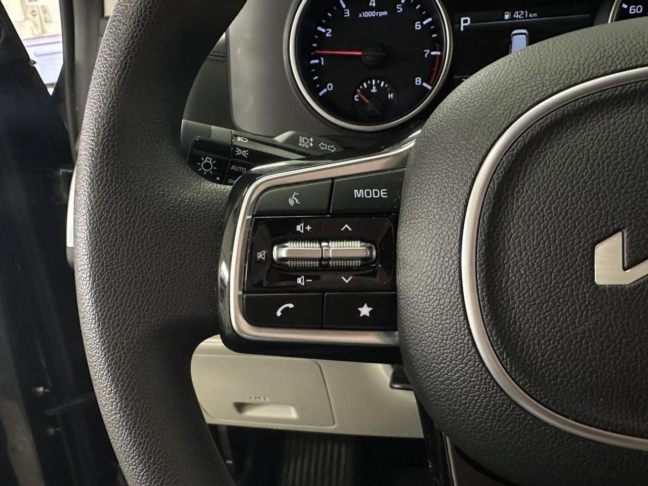 2024 Kia Carnival LX/53KM/OFF 1 OWNER KIA LEASE! Photo