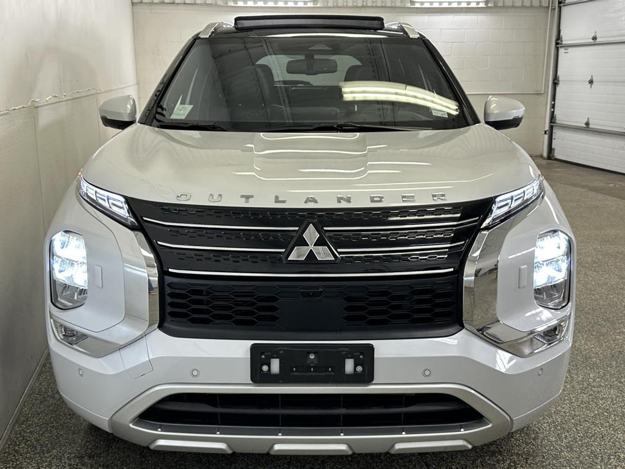 2024 Mitsubishi Outlander GT PREMIUM/AWD/7 PASSENGER/LEATHER/ROOF/NAVI/OFF MITSUBISHI LEASE! Photo