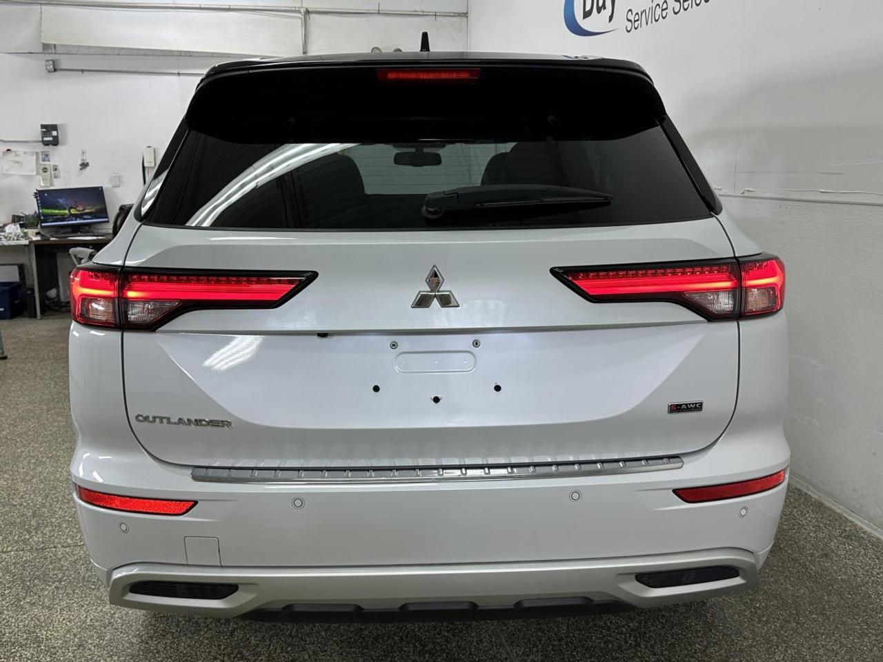 2024 Mitsubishi Outlander GT PREMIUM/AWD/7 PASSENGER/LEATHER/ROOF/NAVI/OFF MITSUBISHI LEASE! Photo