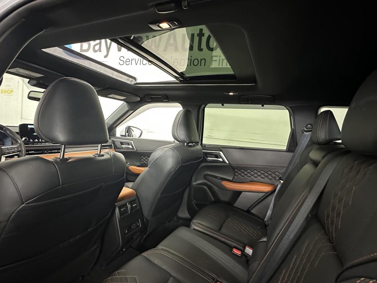 2024 Mitsubishi Outlander GT PREMIUM/AWD/7 PASSENGER/LEATHER/ROOF/NAVI/OFF MITSUBISHI LEASE! Photo