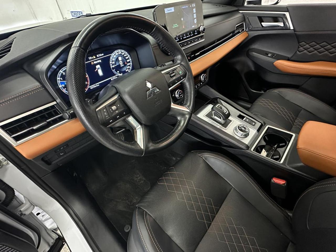 2024 Mitsubishi Outlander GT PREMIUM/AWD/7 PASSENGER/LEATHER/ROOF/NAVI/OFF MITSUBISHI LEASE! Photo