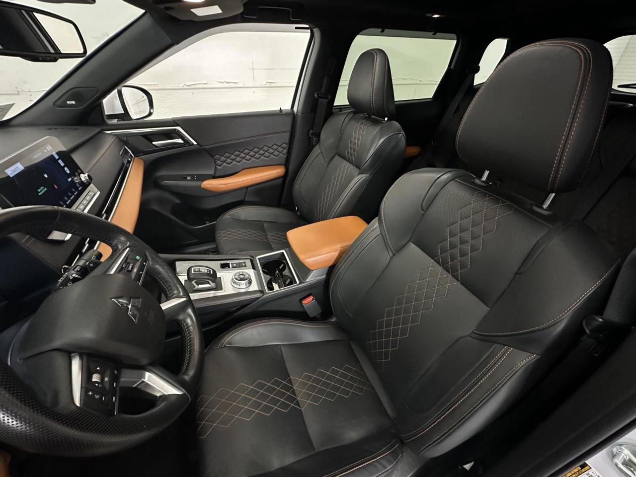 2024 Mitsubishi Outlander GT PREMIUM/AWD/7 PASSENGER/LEATHER/ROOF/NAVI/OFF MITSUBISHI LEASE! Photo