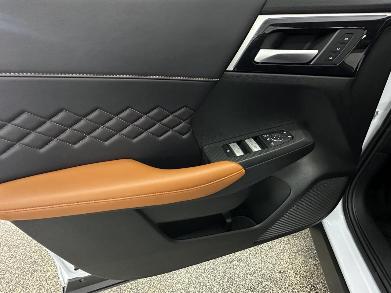 2024 Mitsubishi Outlander GT PREMIUM/AWD/7 PASSENGER/LEATHER/ROOF/NAVI/OFF MITSUBISHI LEASE! Photo