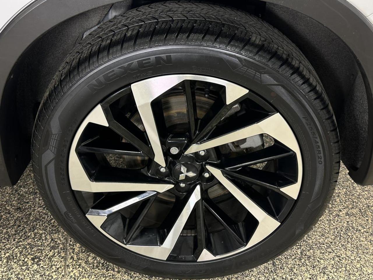 2024 Mitsubishi Outlander GT PREMIUM/AWD/7 PASSENGER/LEATHER/ROOF/NAVI/OFF MITSUBISHI LEASE! Photo