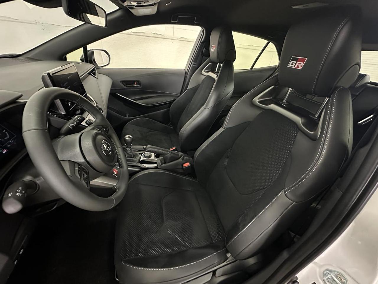 2026 Toyota GR Corolla GR CORE/AWD/MANUAL/300HP/1400KM/APPLE CARPLAY/HEATED SUEDE/HEATED WHEEL! Photo