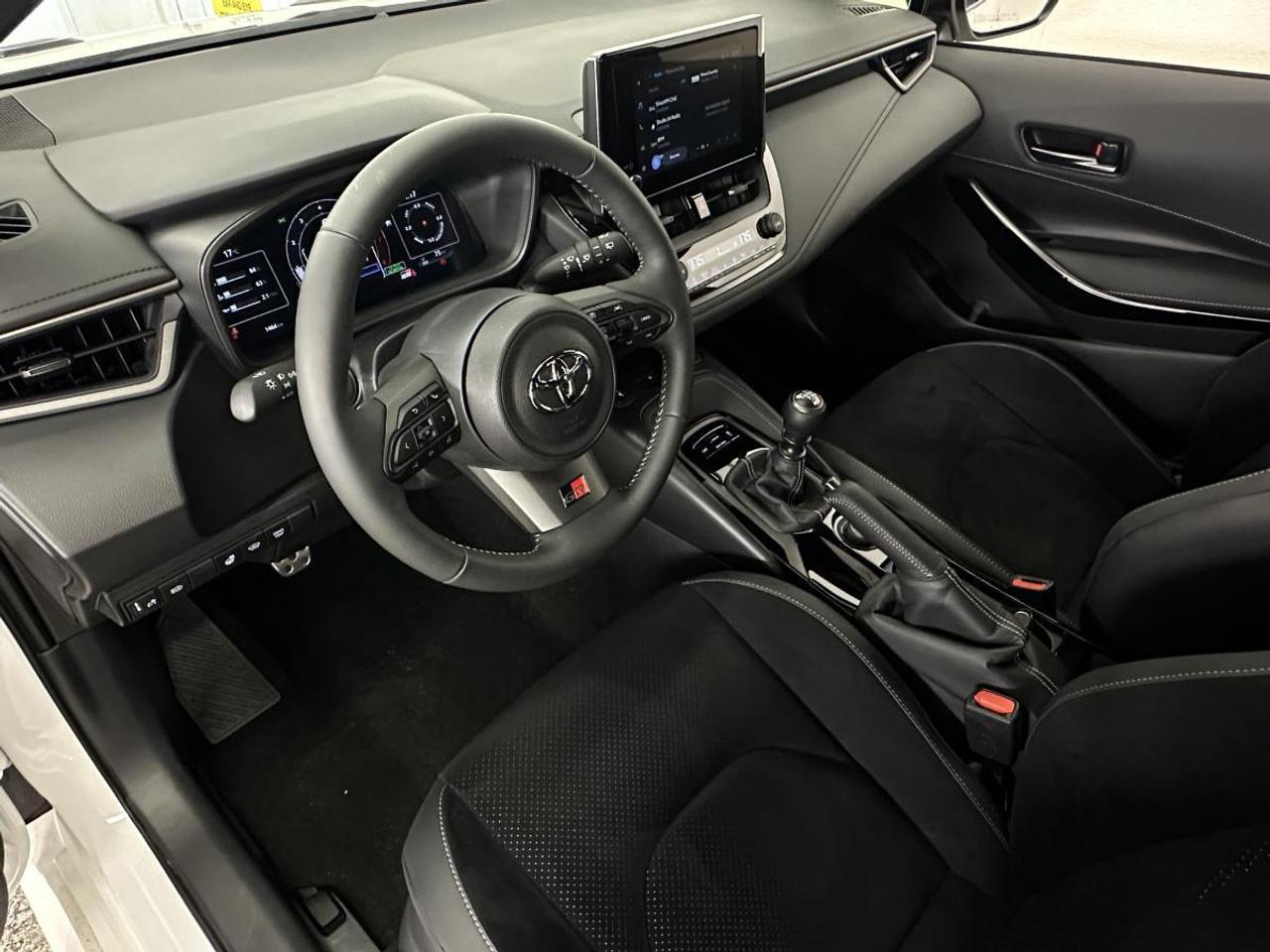 2026 Toyota GR Corolla GR CORE/AWD/MANUAL/300HP/1400KM/APPLE CARPLAY/HEATED SUEDE/HEATED WHEEL! Photo