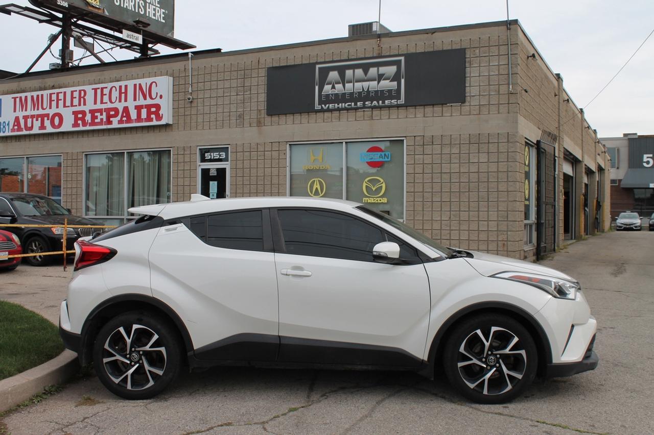 2018 Toyota C-HR XLE Photo2