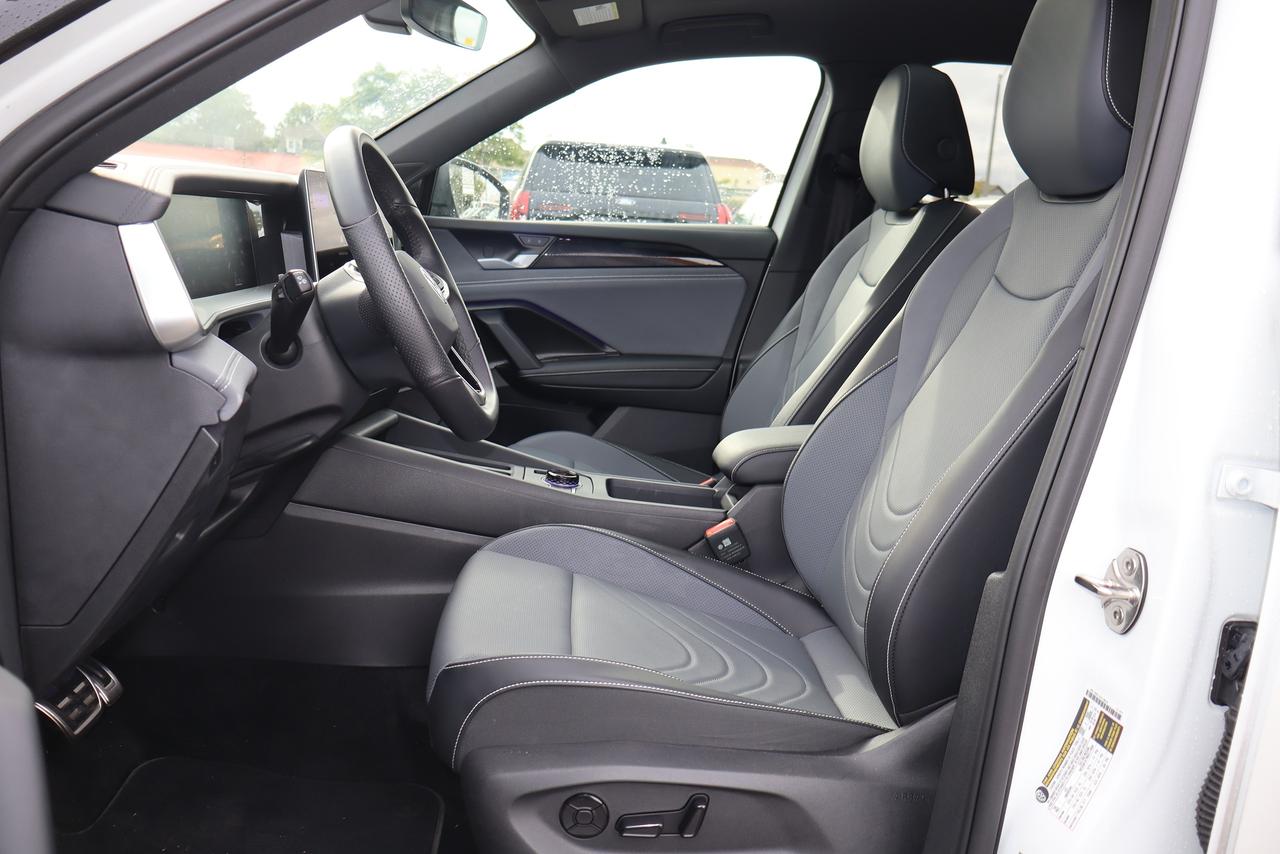 2026 Volkswagen Tiguan Comfortline R-Line Black Edition 4MOTION Photo