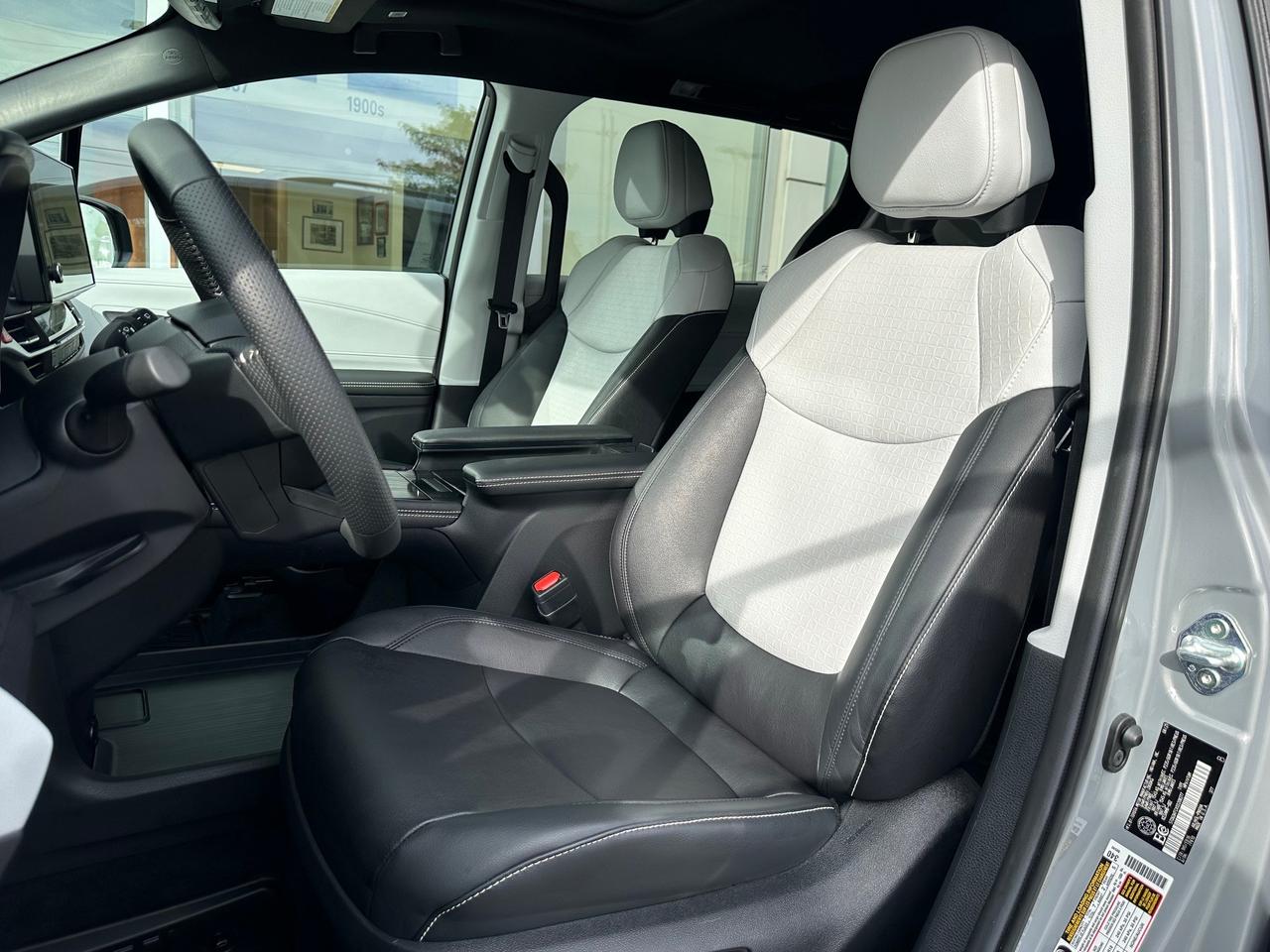 2025 Toyota Sienna XSE 7-Passenger XSE AWD! Photo