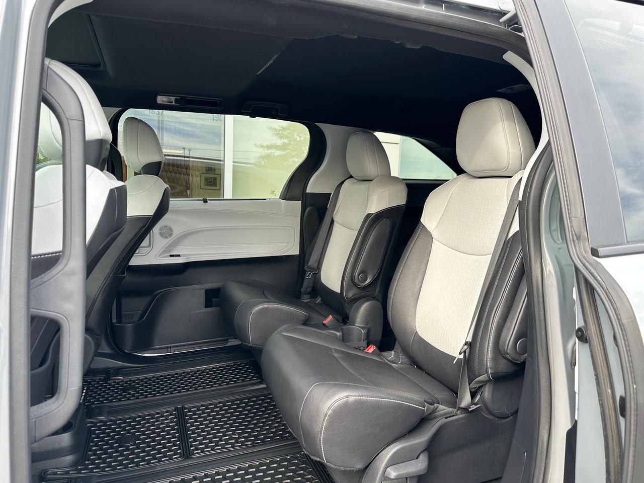2025 Toyota Sienna XSE 7-Passenger XSE AWD! Photo