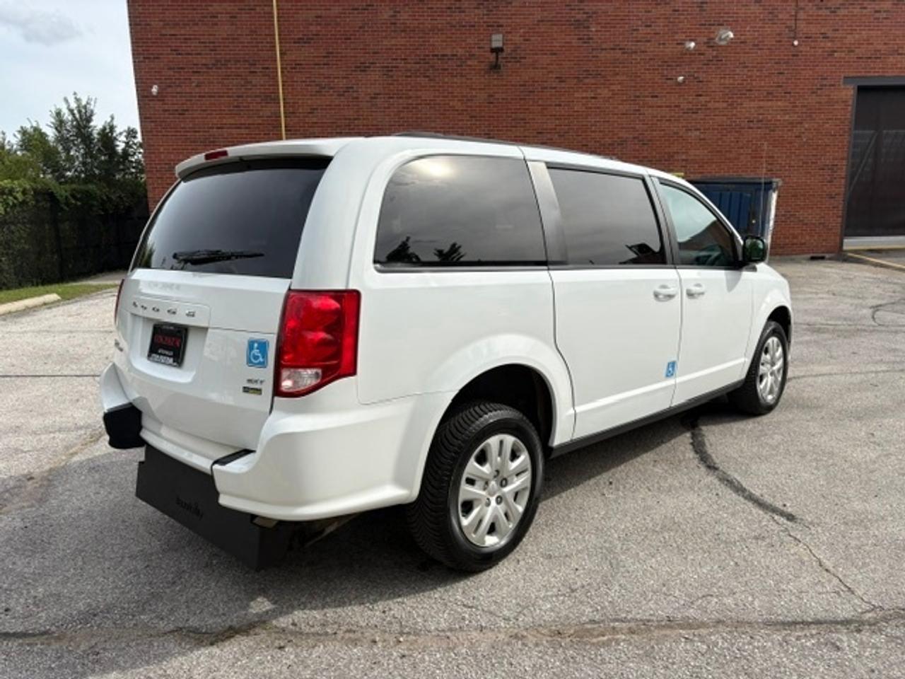 2018 Dodge Grand Caravan SXT BRAUNABILITY REAR WHEEL CHAIR RAMP-75KM-1 OWNER! Photo
