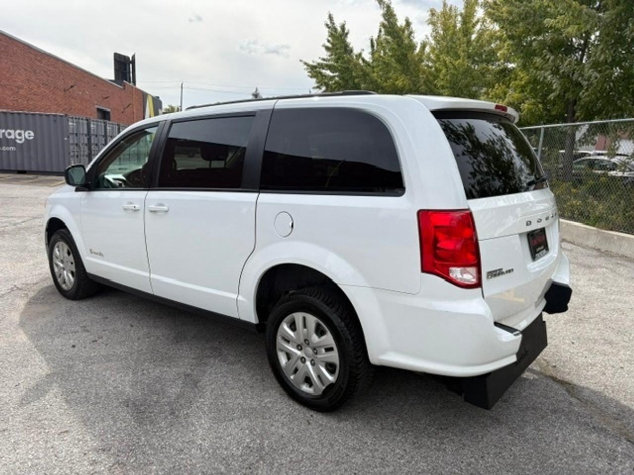 2018 Dodge Grand Caravan SXT BRAUNABILITY REAR WHEEL CHAIR RAMP-75KM-1 OWNER! Photo3