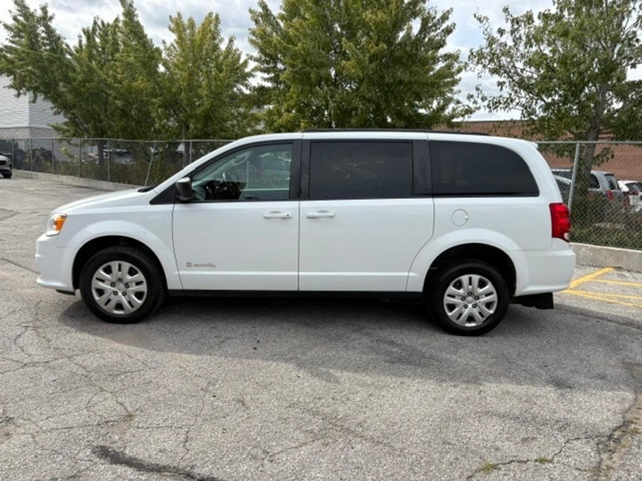 2018 Dodge Grand Caravan SXT BRAUNABILITY REAR WHEEL CHAIR RAMP-75KM-1 OWNER! Photo