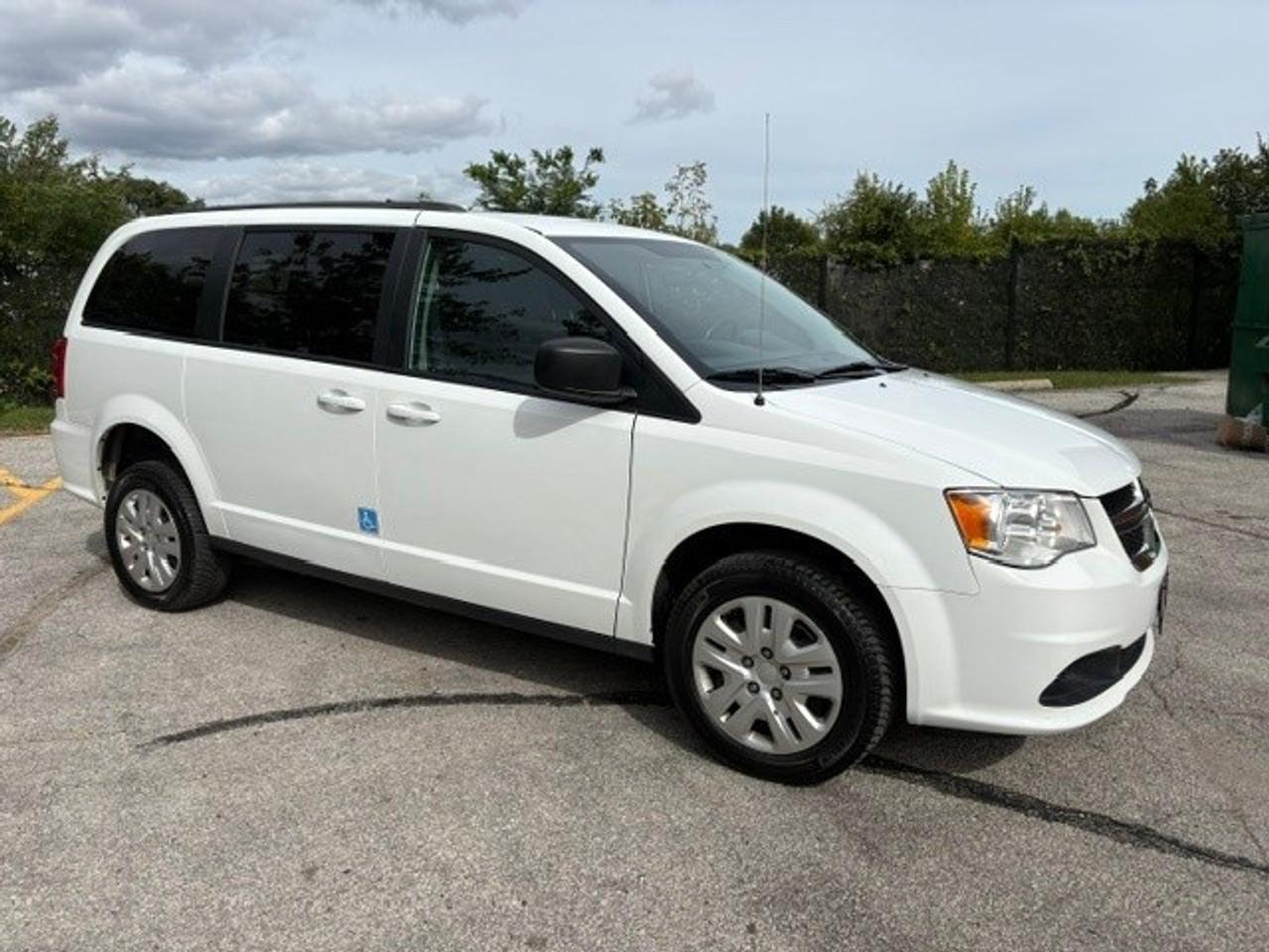 2018 Dodge Grand Caravan SXT BRAUNABILITY REAR WHEEL CHAIR RAMP-75KM-1 OWNER! Photo