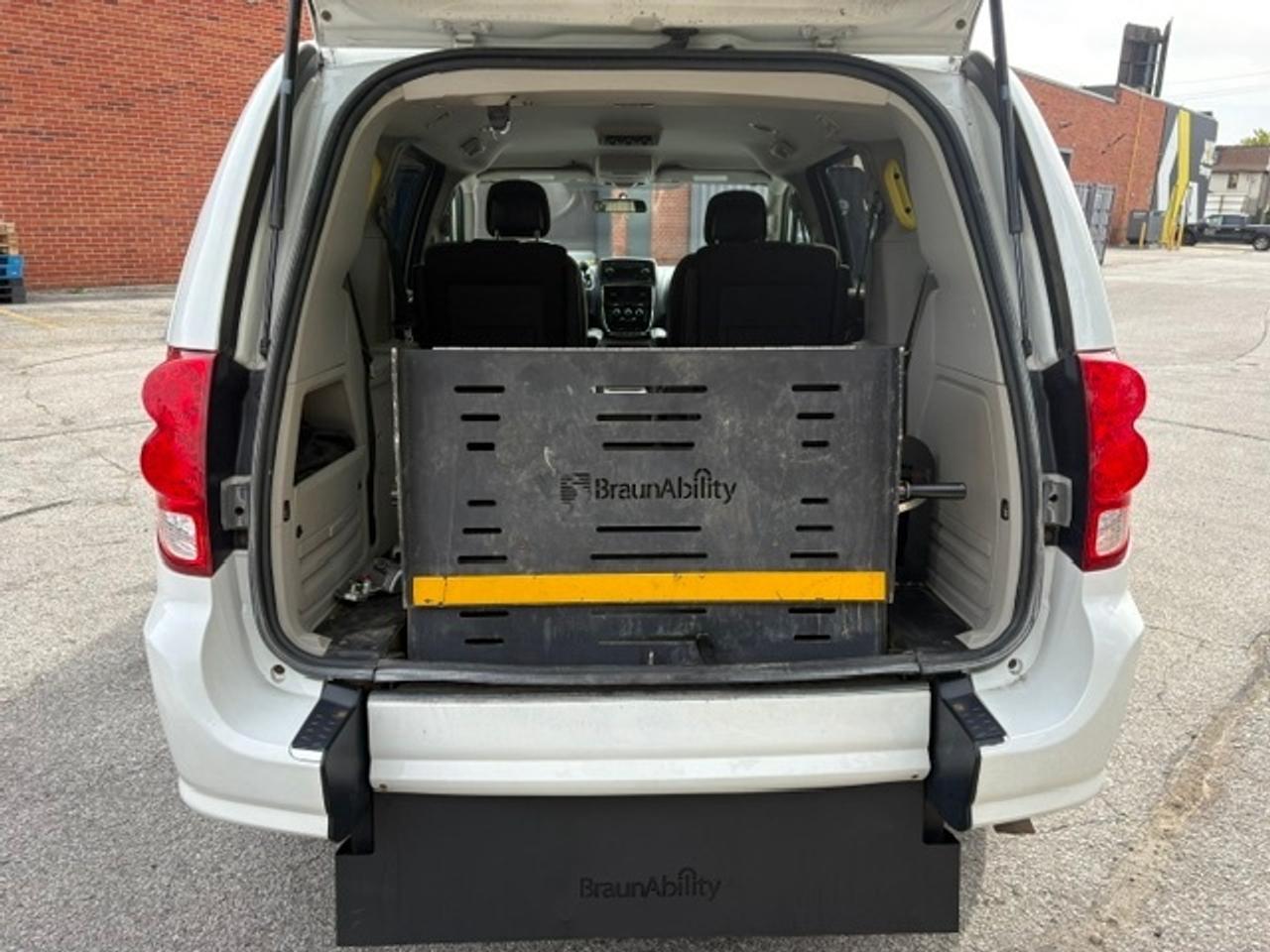 2018 Dodge Grand Caravan SXT BRAUNABILITY REAR WHEEL CHAIR RAMP-75KM-1 OWNER! Photo