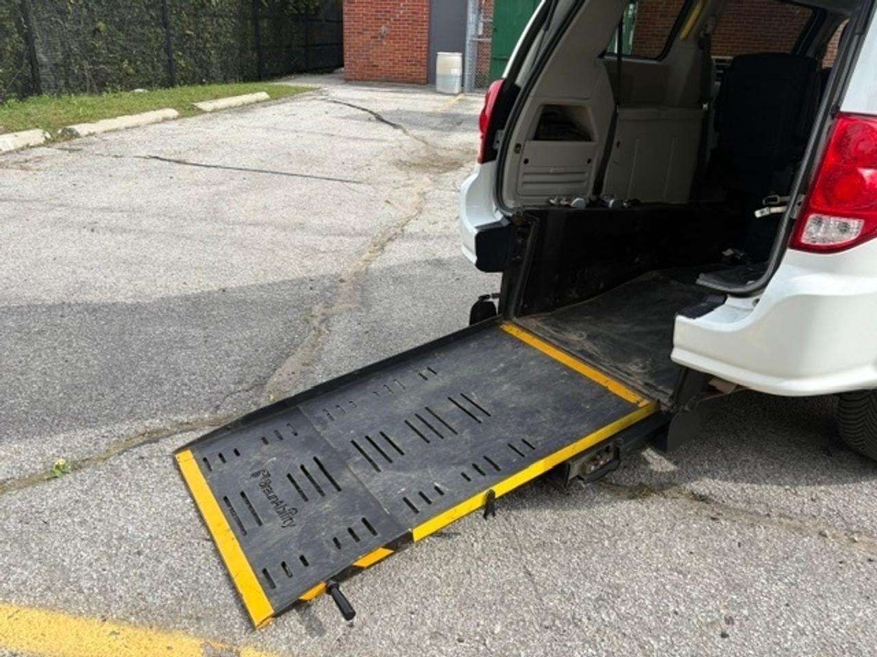 2018 Dodge Grand Caravan SXT BRAUNABILITY REAR WHEEL CHAIR RAMP-75KM-1 OWNER! Photo