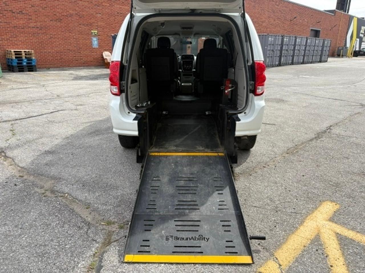 2018 Dodge Grand Caravan SXT BRAUNABILITY REAR WHEEL CHAIR RAMP-75KM-1 OWNER! Photo