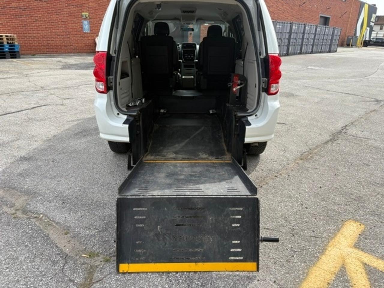 2018 Dodge Grand Caravan SXT BRAUNABILITY REAR WHEEL CHAIR RAMP-75KM-1 OWNER! Photo