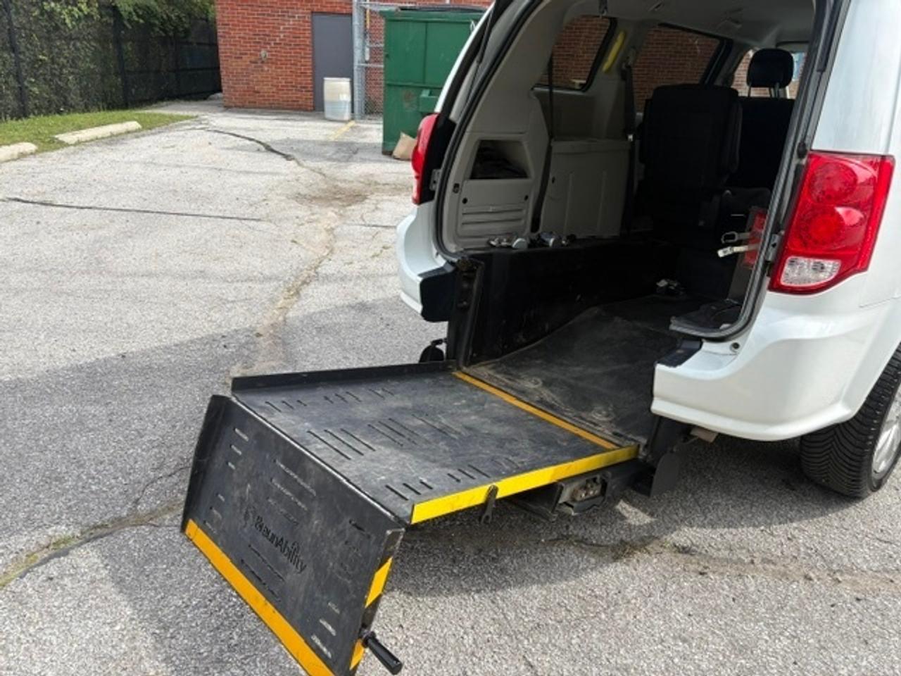 2018 Dodge Grand Caravan SXT BRAUNABILITY REAR WHEEL CHAIR RAMP-75KM-1 OWNER! Photo