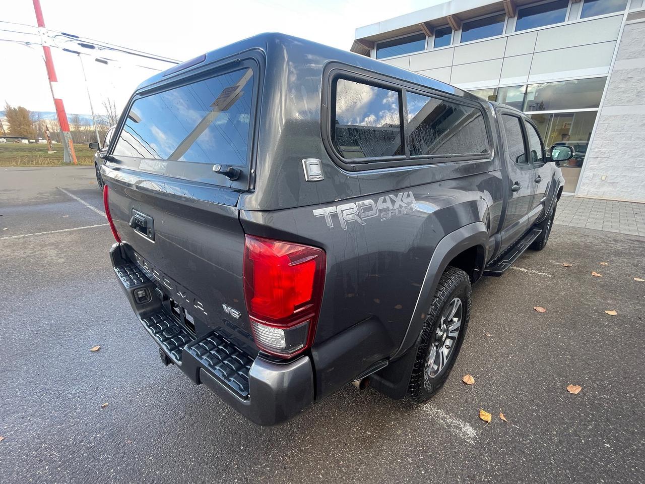 2018 Toyota Tacoma SR5 Photo3