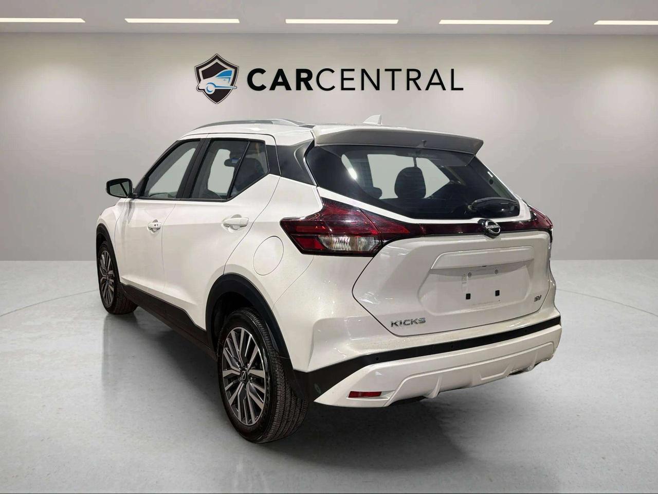 2024 Nissan Kicks SV| CLEAN CARFAX| BLIND SPOT| HTD SEATS| CARPLAY Photo2
